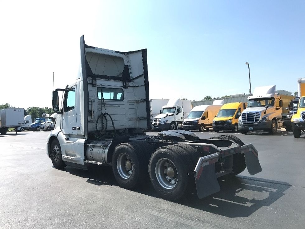 Day Cab Tractor-Heavy Duty Tractors-Volvo-2020-VNL64T300-Lancaster-PA-308,398\n\t\tmiles-$ 52,500 - Image 5