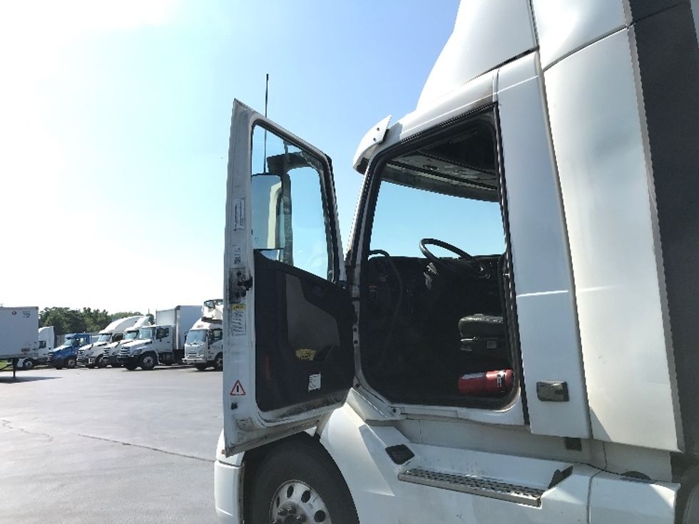 Day Cab Tractor-Heavy Duty Tractors-Volvo-2020-VNL64T300-Lancaster-PA-308,398\n\t\tmiles-$ 52,500 - Image 9