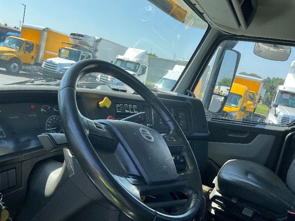 Day Cab Tractor-Heavy Duty Tractors-Volvo-2020-VNL64T300-Lancaster-PA-331,739\n\t\tmiles-$ 51,500 - Image 10