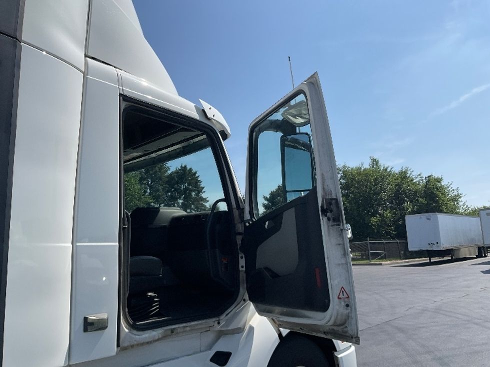 Day Cab Tractor-Heavy Duty Tractors-Volvo-2020-VNL64T300-Lancaster-PA-331,739\n\t\tmiles-$ 51,500 - Image 12