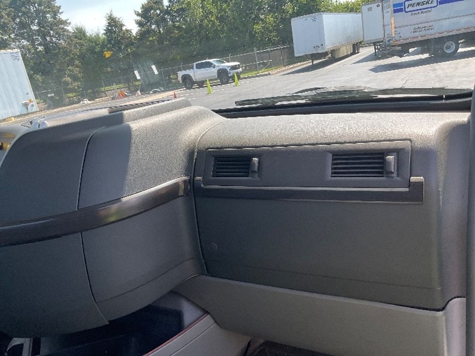 Day Cab Tractor-Heavy Duty Tractors-Volvo-2020-VNL64T300-Lancaster-PA-331,739\n\t\tmiles-$ 51,500 - Image 13