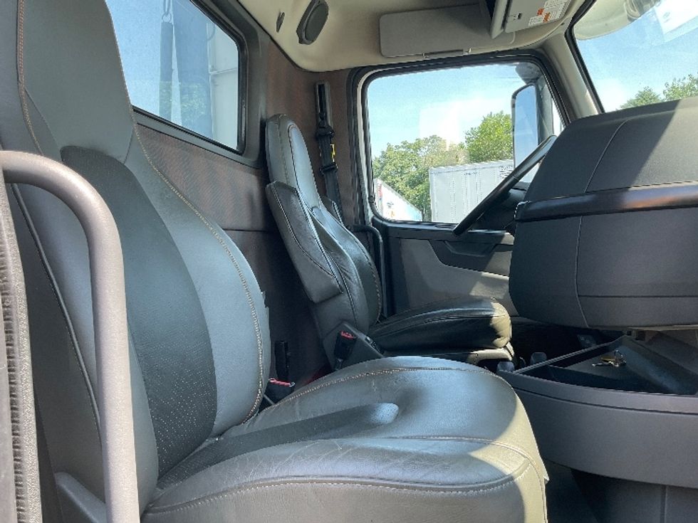 Day Cab Tractor-Heavy Duty Tractors-Volvo-2020-VNL64T300-Lancaster-PA-331,739\n\t\tmiles-$ 51,500 - Image 14