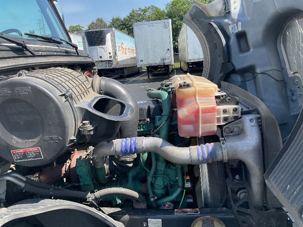 Day Cab Tractor-Heavy Duty Tractors-Volvo-2020-VNL64T300-Lancaster-PA-331,739\n\t\tmiles-$ 51,500 - Image 15