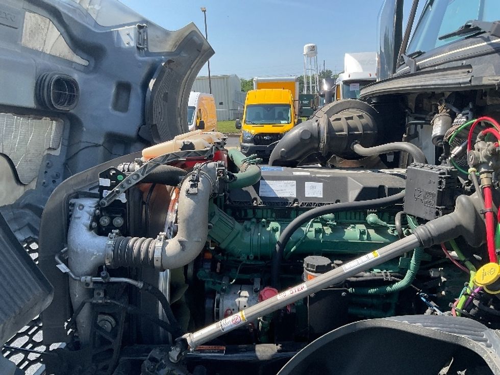 Day Cab Tractor-Heavy Duty Tractors-Volvo-2020-VNL64T300-Lancaster-PA-331,739\n\t\tmiles-$ 51,500 - Image 16