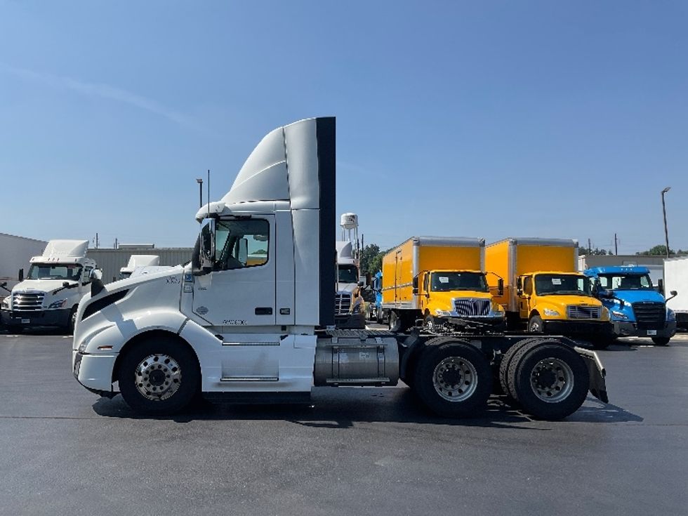 Day Cab Tractor-Heavy Duty Tractors-Volvo-2020-VNL64T300-Lancaster-PA-331,739\n\t\tmiles-$ 51,500 - Image 4