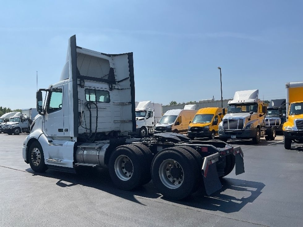 Day Cab Tractor-Heavy Duty Tractors-Volvo-2020-VNL64T300-Lancaster-PA-331,739\n\t\tmiles-$ 51,500 - Image 5