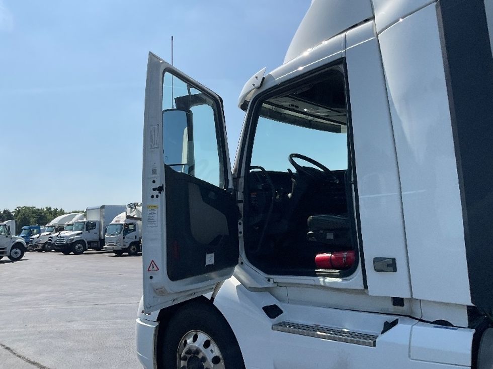 Day Cab Tractor-Heavy Duty Tractors-Volvo-2020-VNL64T300-Lancaster-PA-331,739\n\t\tmiles-$ 51,500 - Image 9