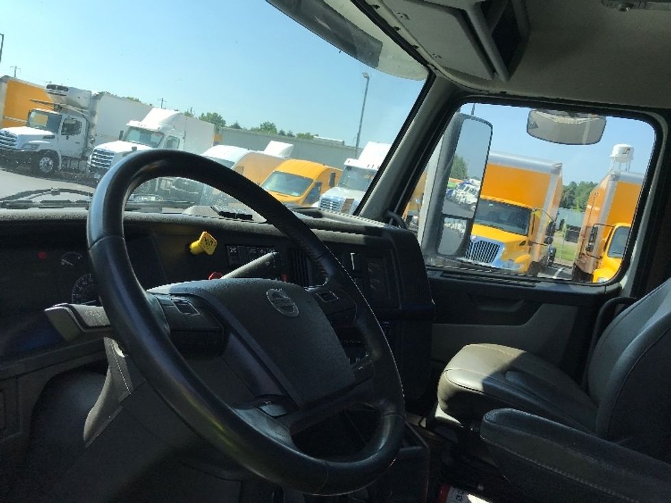Day Cab Tractor-Heavy Duty Tractors-Volvo-2020-VNL64T300-Lancaster-PA-378,801\n\t\tmiles-$ 49,000 - Image 10
