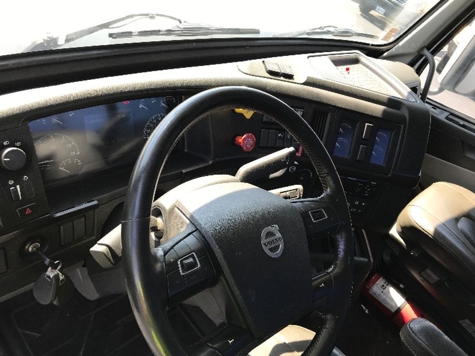 Day Cab Tractor-Heavy Duty Tractors-Volvo-2020-VNL64T300-Lancaster-PA-378,801\n\t\tmiles-$ 49,000 - Image 11