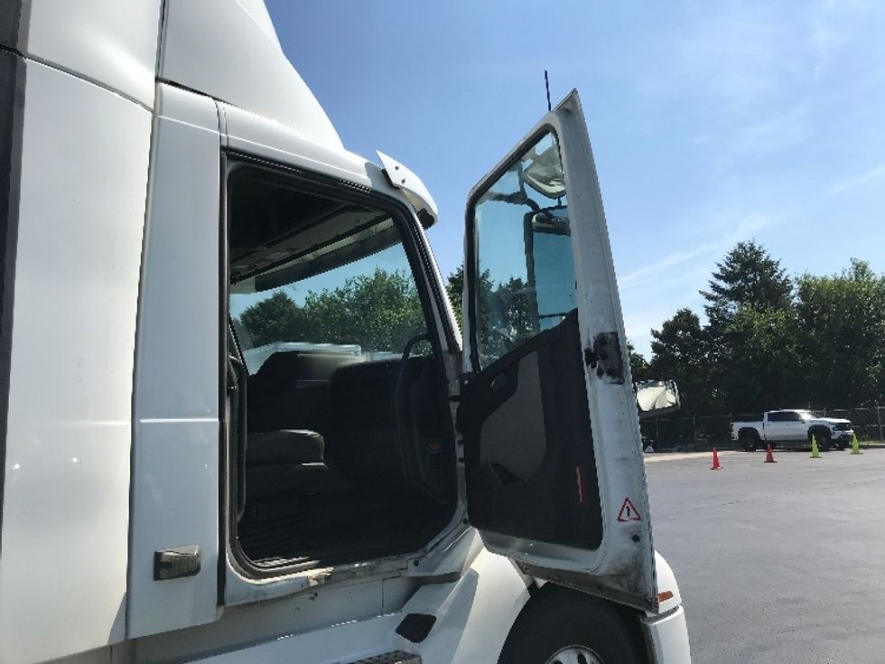 Day Cab Tractor-Heavy Duty Tractors-Volvo-2020-VNL64T300-Lancaster-PA-378,801\n\t\tmiles-$ 49,000 - Image 12