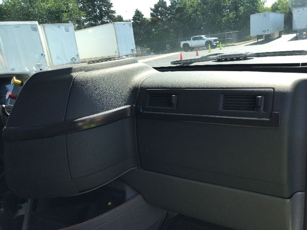 Day Cab Tractor-Heavy Duty Tractors-Volvo-2020-VNL64T300-Lancaster-PA-378,801\n\t\tmiles-$ 49,000 - Image 13