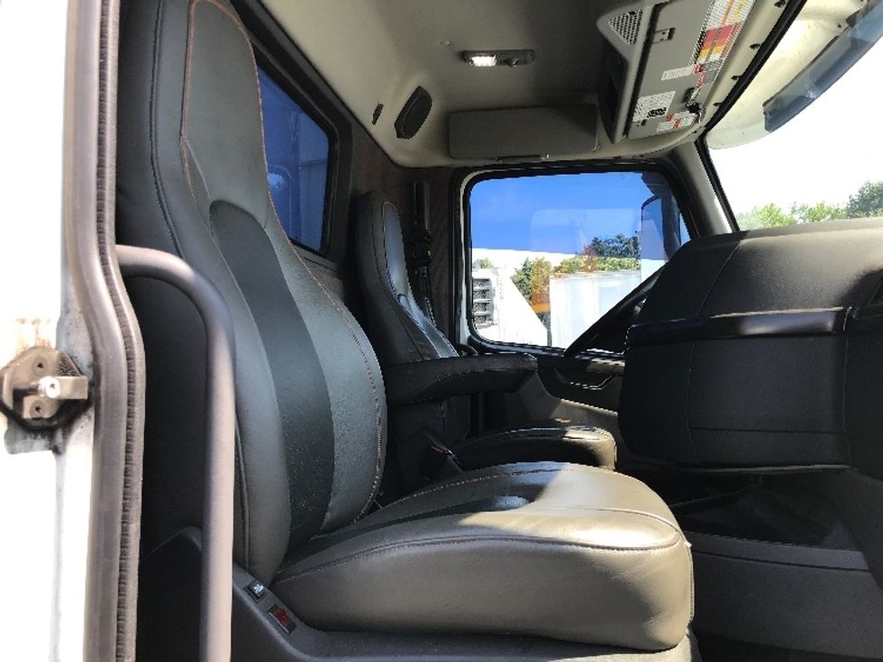 Day Cab Tractor-Heavy Duty Tractors-Volvo-2020-VNL64T300-Lancaster-PA-378,801\n\t\tmiles-$ 49,000 - Image 14