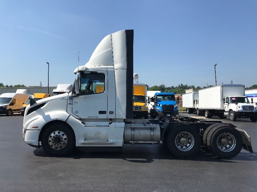 Day Cab Tractor-Heavy Duty Tractors-Volvo-2020-VNL64T300-Lancaster-PA-378,801\n\t\tmiles-$ 49,000 - Image 4