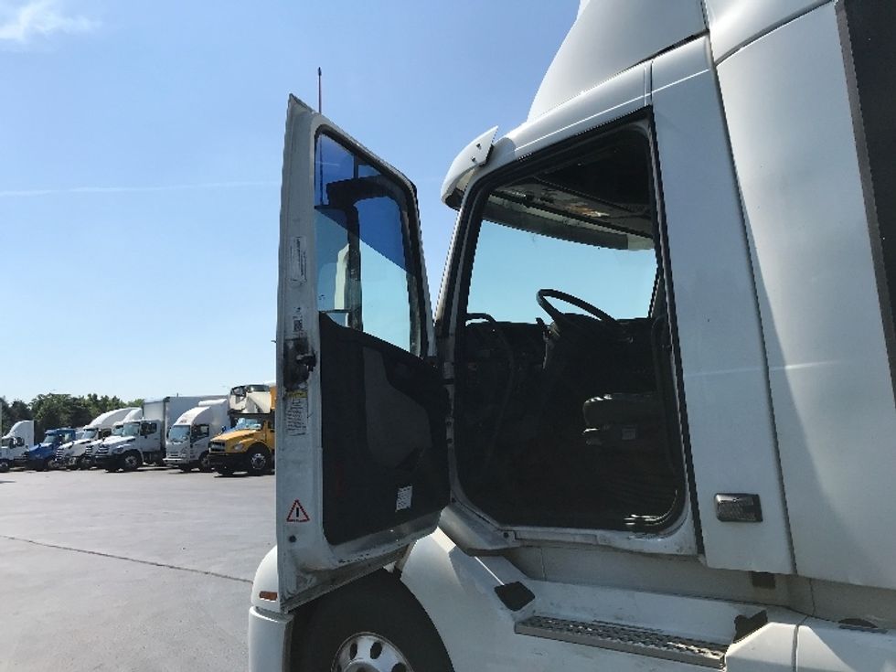 Day Cab Tractor-Heavy Duty Tractors-Volvo-2020-VNL64T300-Lancaster-PA-378,801\n\t\tmiles-$ 49,000 - Image 9