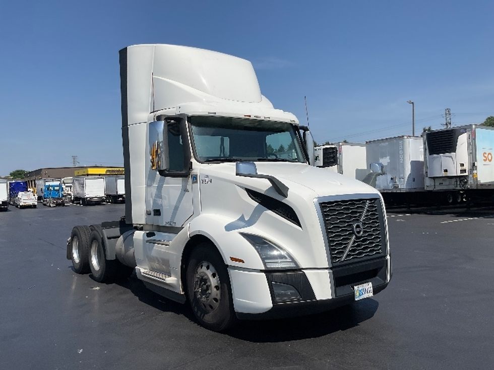Day Cab Tractor-Heavy Duty Tractors-Volvo-2020-VNL64T300-Lancaster-PA-386,355\n\t\tmiles-$ 48,750 - Image 1