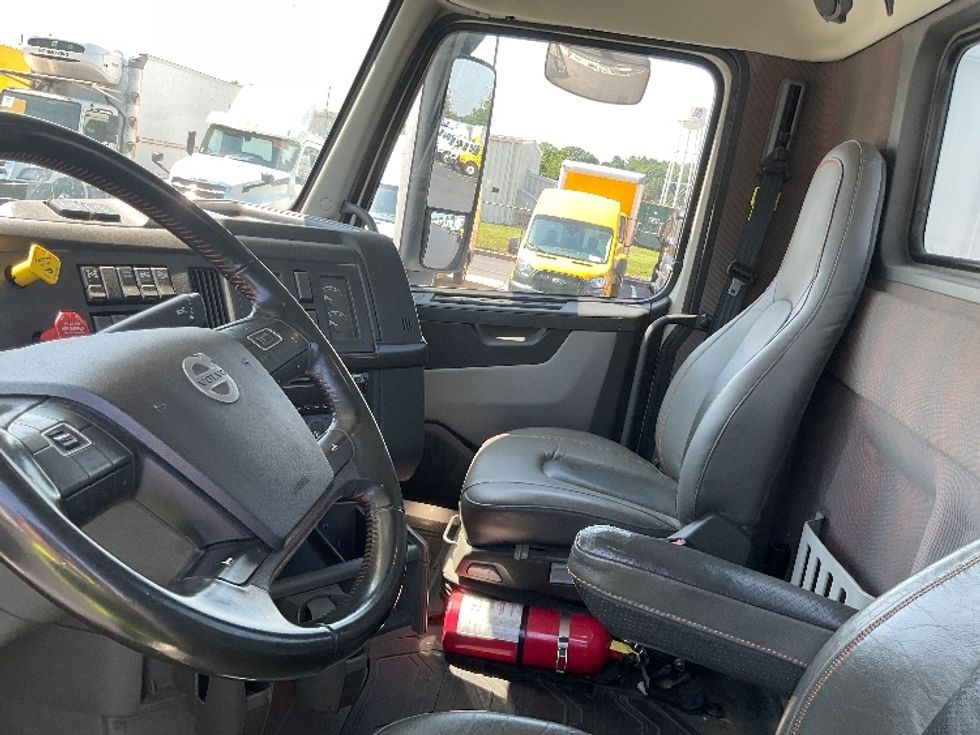 Day Cab Tractor-Heavy Duty Tractors-Volvo-2020-VNL64T300-Lancaster-PA-386,355\n\t\tmiles-$ 48,750 - Image 10