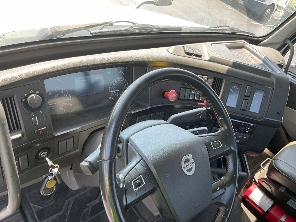 Day Cab Tractor-Heavy Duty Tractors-Volvo-2020-VNL64T300-Lancaster-PA-386,355\n\t\tmiles-$ 48,750 - Image 11