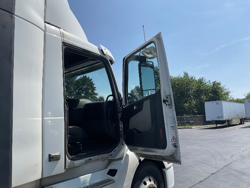 Day Cab Tractor-Heavy Duty Tractors-Volvo-2020-VNL64T300-Lancaster-PA-386,355\n\t\tmiles-$ 48,750 - Image 12