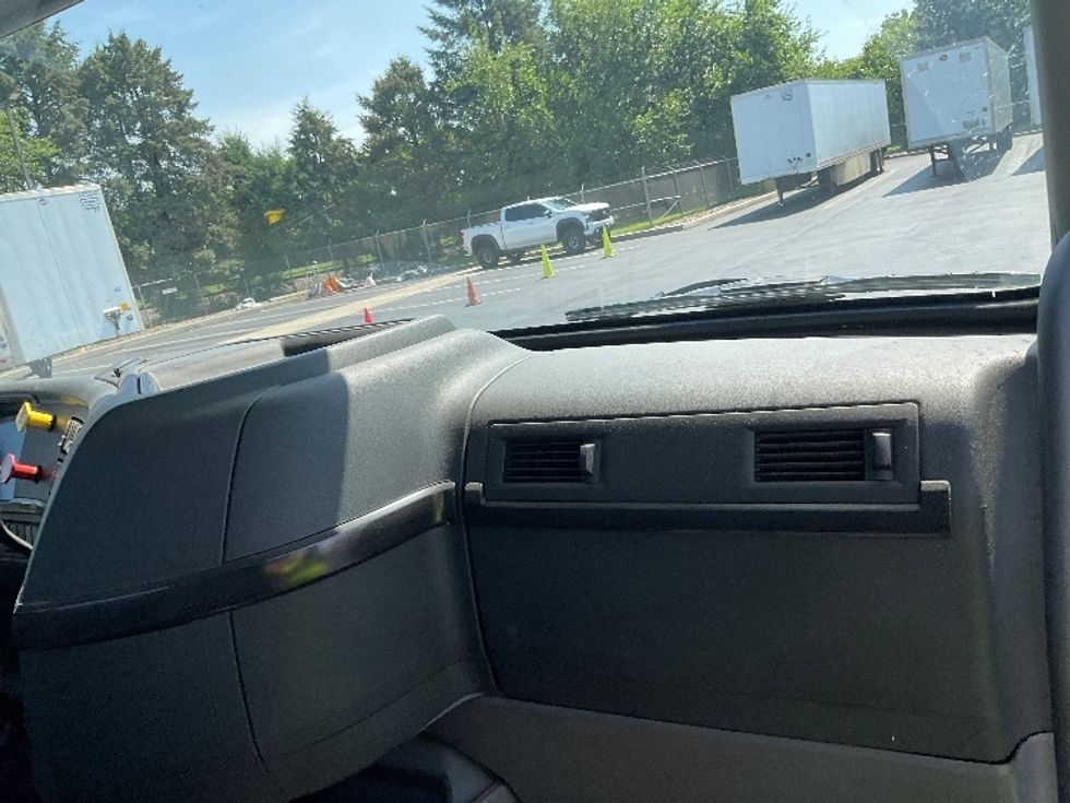 Day Cab Tractor-Heavy Duty Tractors-Volvo-2020-VNL64T300-Lancaster-PA-386,355\n\t\tmiles-$ 48,750 - Image 13