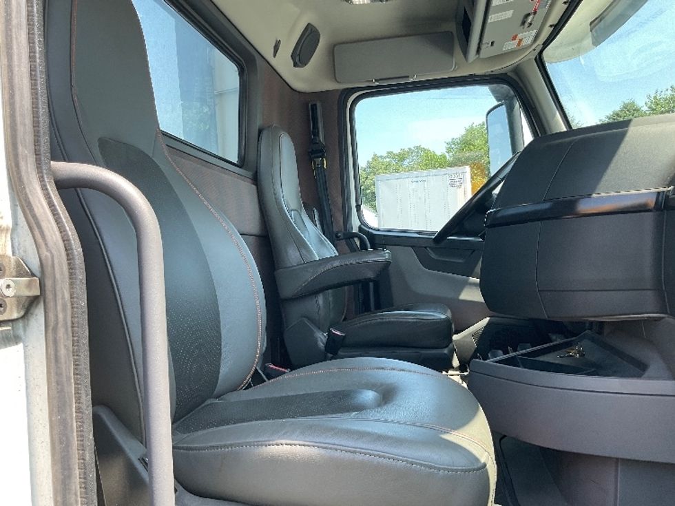 Day Cab Tractor-Heavy Duty Tractors-Volvo-2020-VNL64T300-Lancaster-PA-386,355\n\t\tmiles-$ 48,750 - Image 14