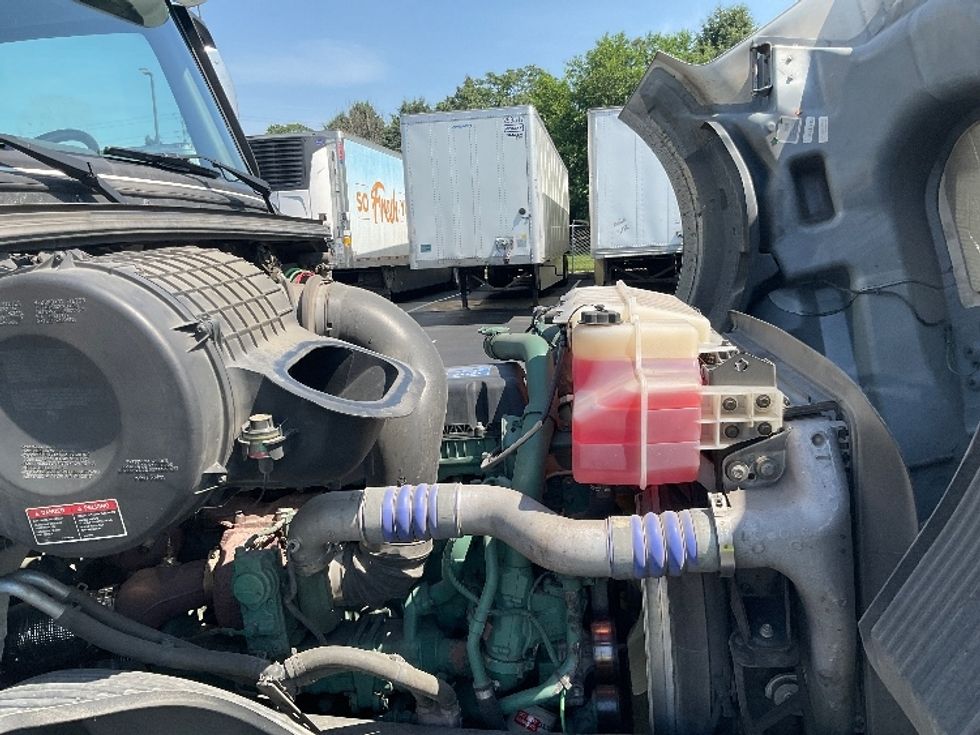 Day Cab Tractor-Heavy Duty Tractors-Volvo-2020-VNL64T300-Lancaster-PA-386,355\n\t\tmiles-$ 48,750 - Image 15