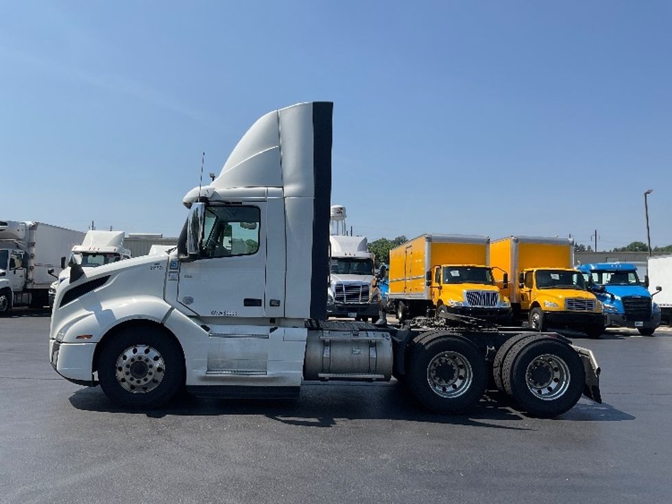 Day Cab Tractor-Heavy Duty Tractors-Volvo-2020-VNL64T300-Lancaster-PA-386,355\n\t\tmiles-$ 48,750 - Image 4