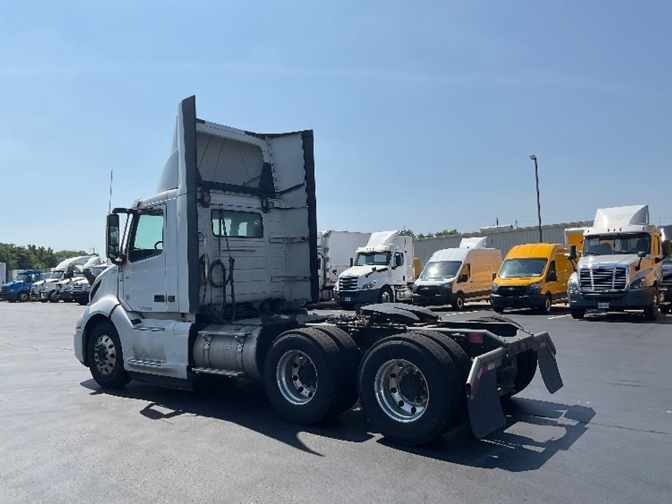 Day Cab Tractor-Heavy Duty Tractors-Volvo-2020-VNL64T300-Lancaster-PA-386,355\n\t\tmiles-$ 48,750 - Image 5