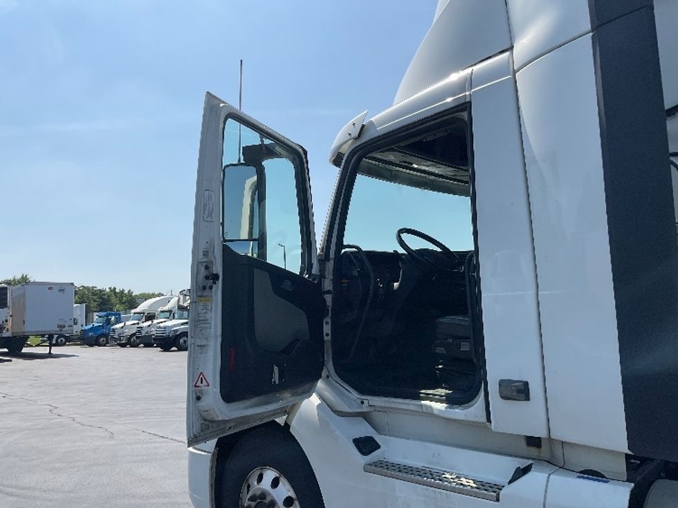 Day Cab Tractor-Heavy Duty Tractors-Volvo-2020-VNL64T300-Lancaster-PA-386,355\n\t\tmiles-$ 48,750 - Image 9