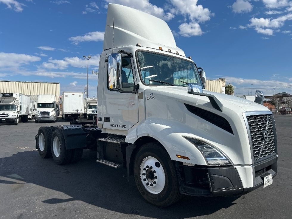 Day Cab Tractor-Heavy Duty Tractors-Volvo-2020-VNL64T300-Las Vegas-NV-167,643\n\t\tmiles-$ 65,000 - Image 1