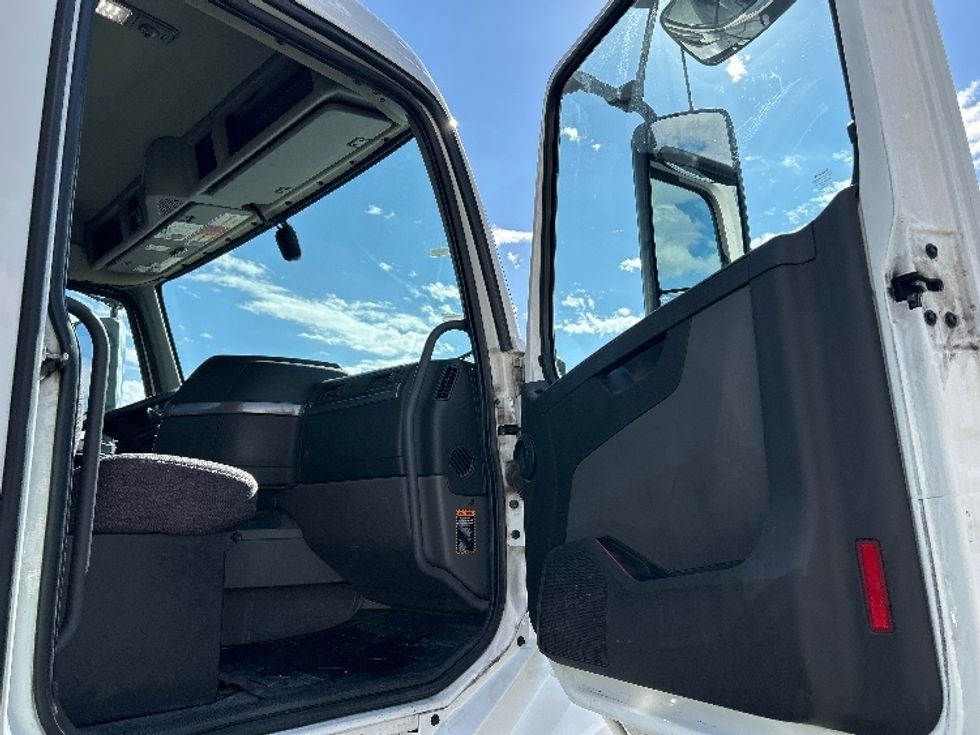 Day Cab Tractor-Heavy Duty Tractors-Volvo-2020-VNL64T300-Las Vegas-NV-167,643\n\t\tmiles-$ 65,000 - Image 12