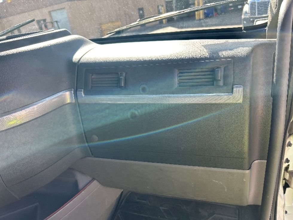 Day Cab Tractor-Heavy Duty Tractors-Volvo-2020-VNL64T300-Las Vegas-NV-167,643\n\t\tmiles-$ 65,000 - Image 13