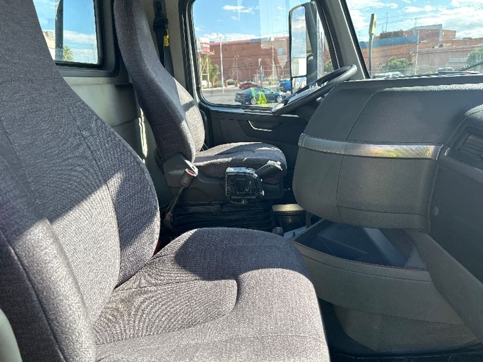 Day Cab Tractor-Heavy Duty Tractors-Volvo-2020-VNL64T300-Las Vegas-NV-167,643\n\t\tmiles-$ 65,000 - Image 14