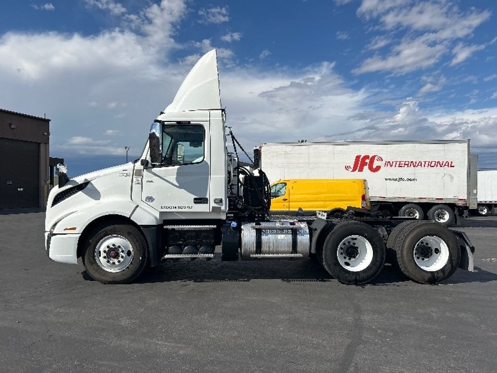 Day Cab Tractor-Heavy Duty Tractors-Volvo-2020-VNL64T300-Las Vegas-NV-167,643\n\t\tmiles-$ 65,000 - Image 4