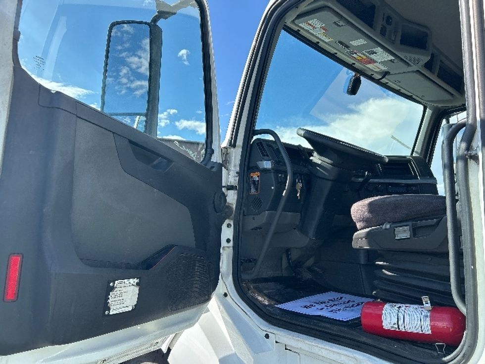 Day Cab Tractor-Heavy Duty Tractors-Volvo-2020-VNL64T300-Las Vegas-NV-167,643\n\t\tmiles-$ 65,000 - Image 9