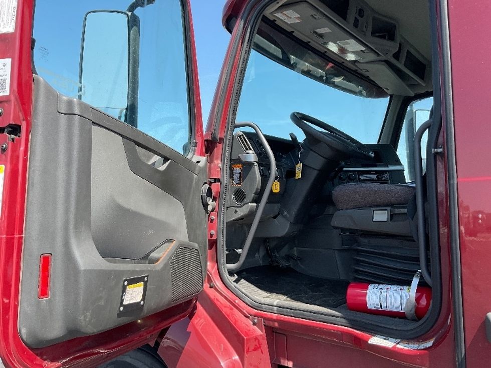 Day Cab Tractor-Heavy Duty Tractors-Volvo-2020-VNL64T300-Liverpool-NY-416,199\n\t\tmiles-$ 42,750 - Image 9