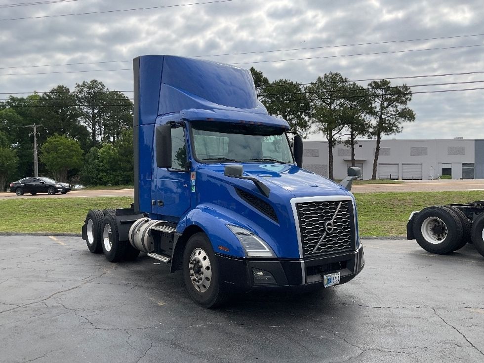 Day Cab Tractor-Heavy Duty Tractors-Volvo-2020-VNL64T300-Memphis-TN-847,310\n\t\tmiles-$ 26,750 - Image 1