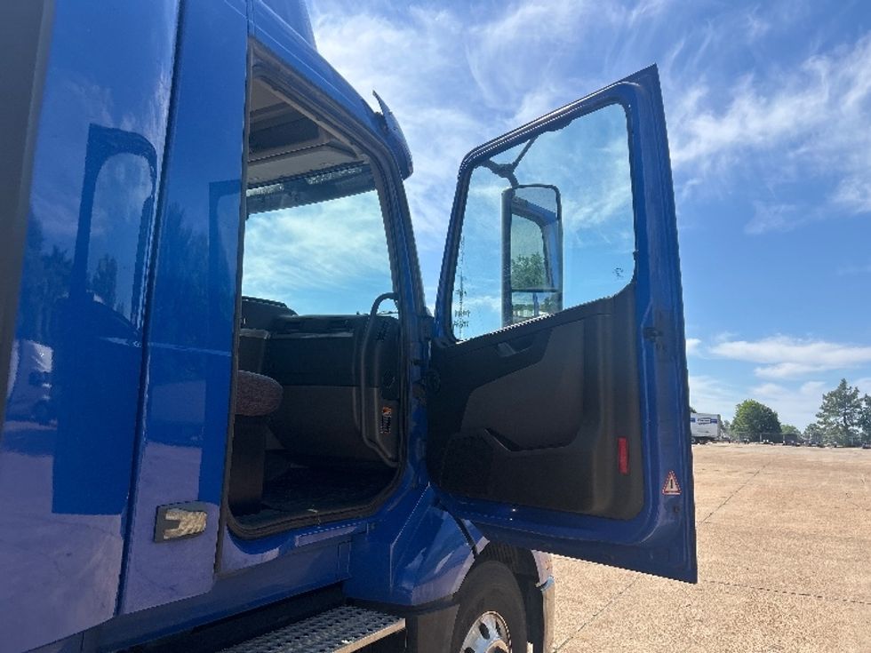 Day Cab Tractor-Heavy Duty Tractors-Volvo-2020-VNL64T300-Memphis-TN-847,310\n\t\tmiles-$ 26,750 - Image 12