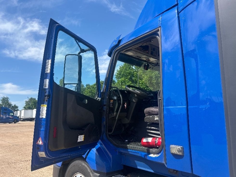 Day Cab Tractor-Heavy Duty Tractors-Volvo-2020-VNL64T300-Memphis-TN-847,310\n\t\tmiles-$ 26,750 - Image 9