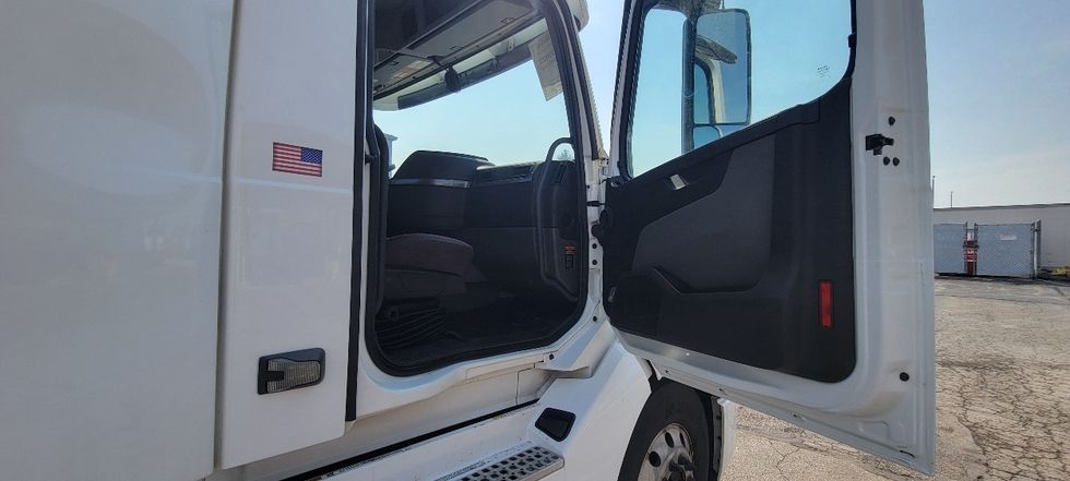 Day Cab Tractor-Heavy Duty Tractors-Volvo-2020-VNL64T300-Middlefield-OH-415,430\n\t\tmiles-$ 52,500 - Image 12