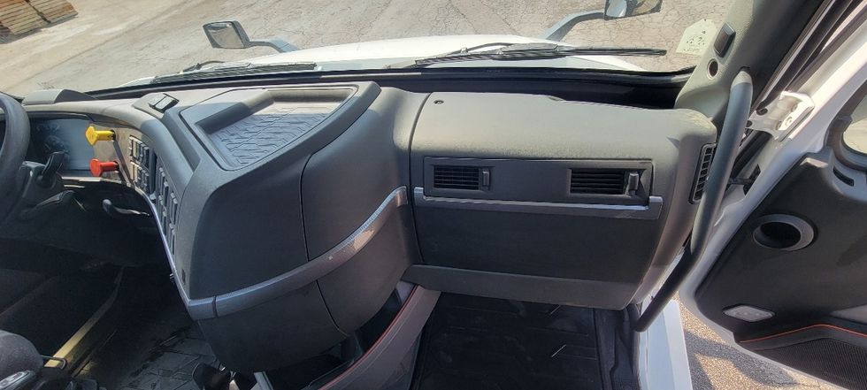 Day Cab Tractor-Heavy Duty Tractors-Volvo-2020-VNL64T300-Middlefield-OH-415,430\n\t\tmiles-$ 52,500 - Image 13