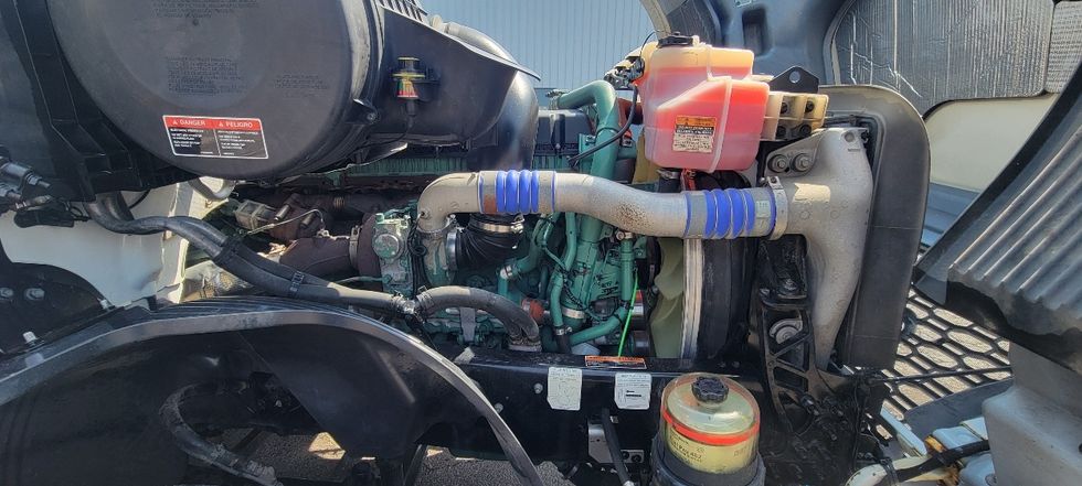 Day Cab Tractor-Heavy Duty Tractors-Volvo-2020-VNL64T300-Middlefield-OH-415,430\n\t\tmiles-$ 52,500 - Image 15