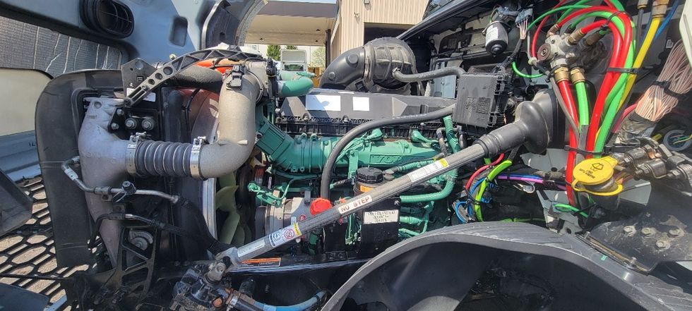 Day Cab Tractor-Heavy Duty Tractors-Volvo-2020-VNL64T300-Middlefield-OH-415,430\n\t\tmiles-$ 52,500 - Image 16