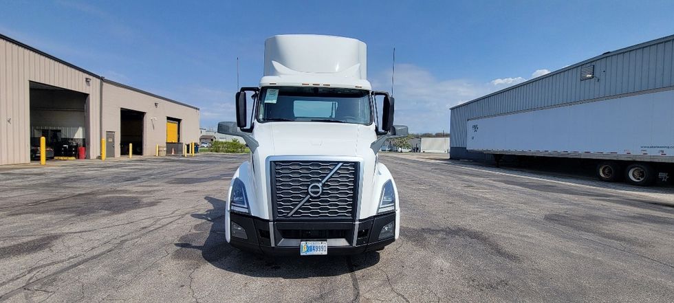 Day Cab Tractor-Heavy Duty Tractors-Volvo-2020-VNL64T300-Middlefield-OH-415,430\n\t\tmiles-$ 52,500 - Image 2