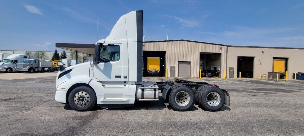 Day Cab Tractor-Heavy Duty Tractors-Volvo-2020-VNL64T300-Middlefield-OH-415,430\n\t\tmiles-$ 52,500 - Image 4