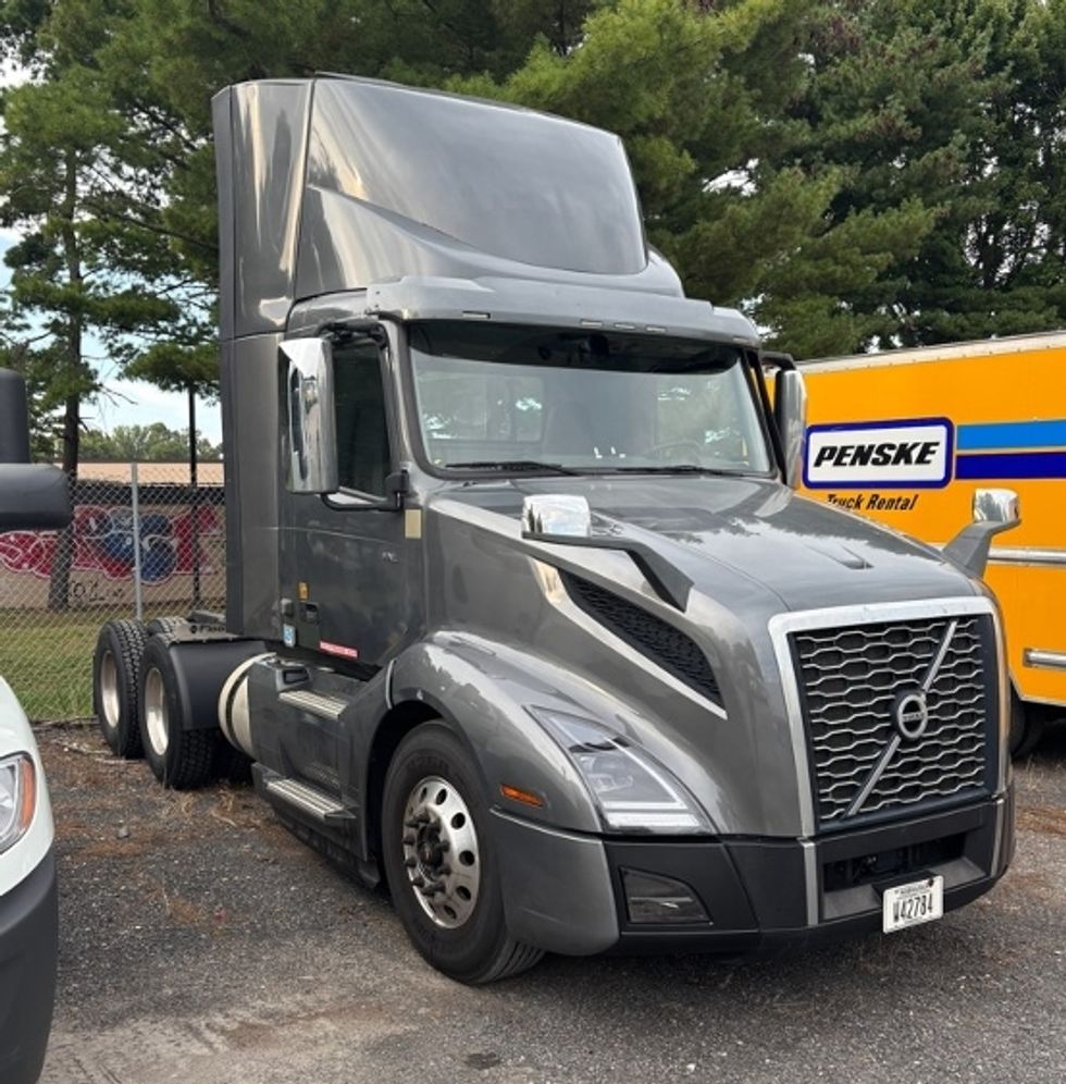 Day Cab Tractor-Heavy Duty Tractors-Volvo-2020-VNL64T300-Milwaukee-WI-471,840\n\t\tmiles-$ 45,500 - Image 1