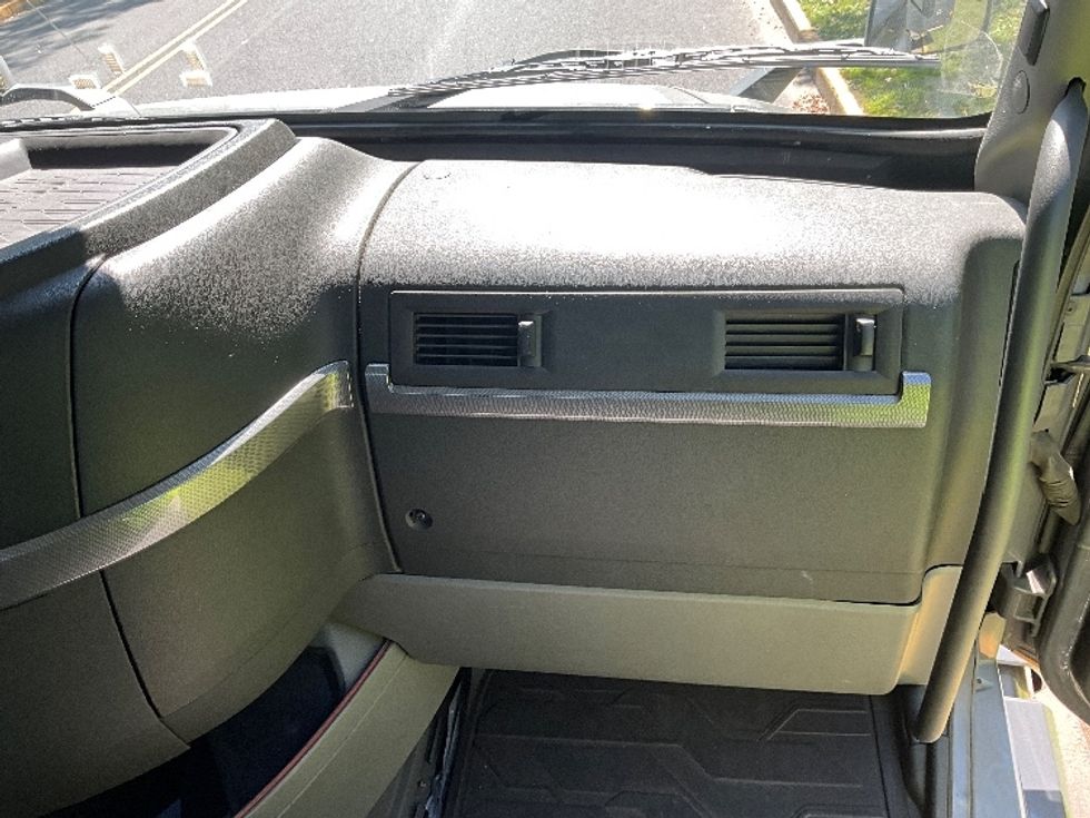 Day Cab Tractor-Heavy Duty Tractors-Volvo-2020-VNL64T300-Milwaukee-WI-471,840\n\t\tmiles-$ 45,500 - Image 13