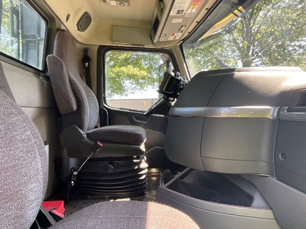 Day Cab Tractor-Heavy Duty Tractors-Volvo-2020-VNL64T300-Milwaukee-WI-471,840\n\t\tmiles-$ 45,500 - Image 14