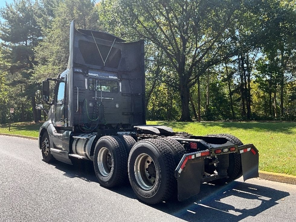 Day Cab Tractor-Heavy Duty Tractors-Volvo-2020-VNL64T300-Milwaukee-WI-471,840\n\t\tmiles-$ 45,500 - Image 5