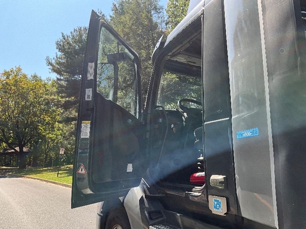 Day Cab Tractor-Heavy Duty Tractors-Volvo-2020-VNL64T300-Milwaukee-WI-471,840\n\t\tmiles-$ 45,500 - Image 9