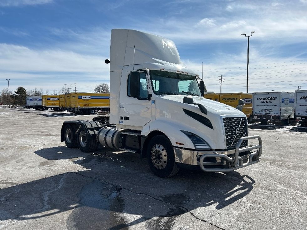 Day Cab Tractor-Heavy Duty Tractors-Volvo-2020-VNL64T300-Milwaukee-WI-712,903\n\t\tmiles-$ 28,750 - Image 1